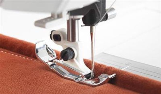 Hovedbilde (4M9) Husqvarna MEGA PIPING FOOT - Bred Passporalfot