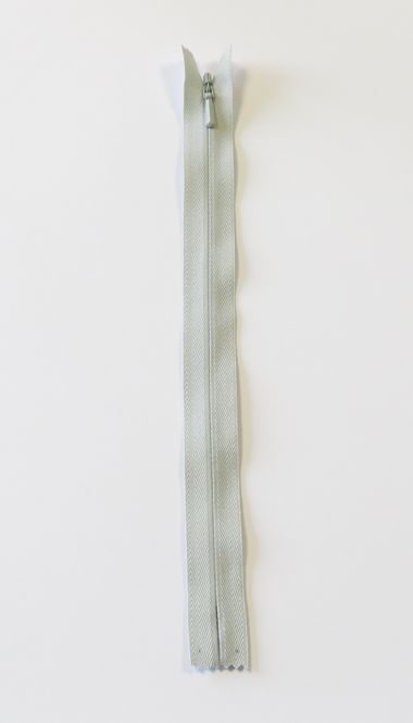  YKK 4MM USYNLIG, FAST F. L.GRÅ 23 CM