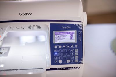 Brother Innov-is 1850Q Premium sy- og quiltemaskin med kraft, presisjon og stort arbeidsområde.