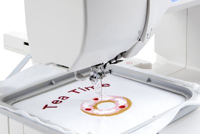 Nyhet Janome Memory Craft 1000 Silky White sy og broderimaskin